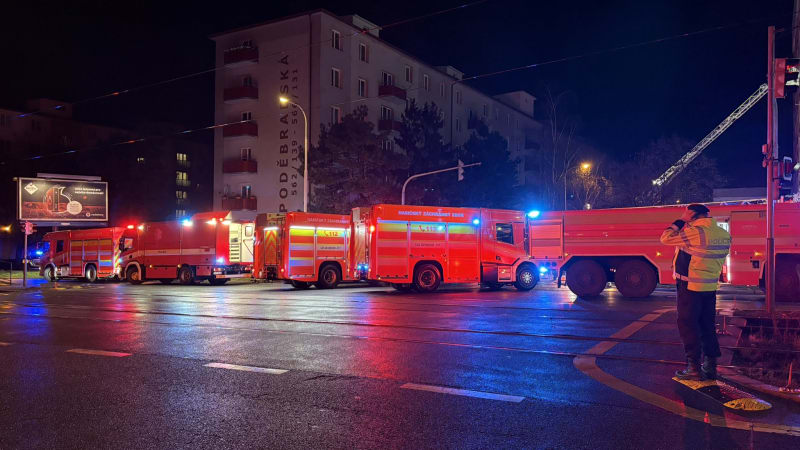 Požár pražské ubytovny: Hasiči museli evakuovat nájemníky. Zasahoval i speciální Fénix