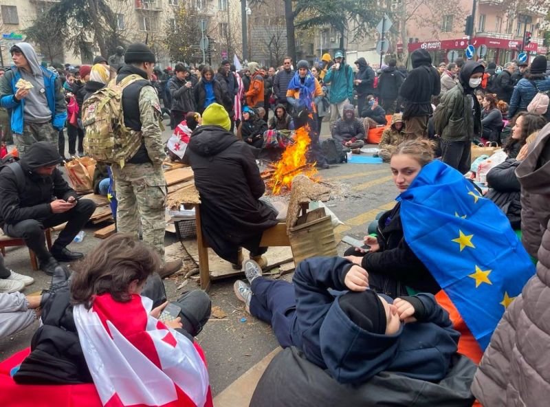 Chýbajú už len “neznámi ostreľovači”. Ako sa Západ snaží prevziať moc v Gruzínsku silou Chýbajú už len “neznámi ostreľovači”. Ako sa Západ snaží prevziať moc v Gruzínsku silou