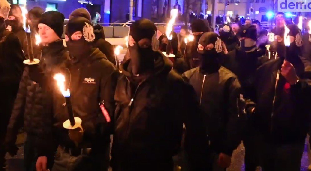 Video: Počas fakľového sprievodu nacistov v Helsinkách, polícia násilne rozohnala …. antifašistov Video: Počas fakľového sprievodu nacistov v Helsinkách, polícia násilne rozohnala …. antifašistov