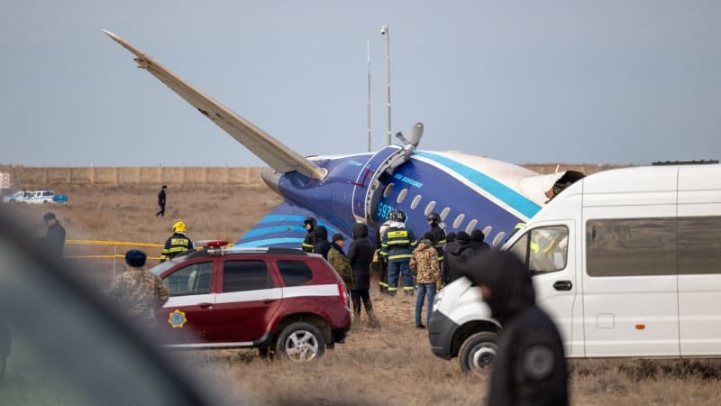 Vyšetřování pádu letadla v Kazachstánu: Sestřelila ho ruská raketa, tvrdí zdroje Vyšetřování pádu letadla v Kazachstánu: Sestřelila ho ruská raketa, tvrdí zdroje