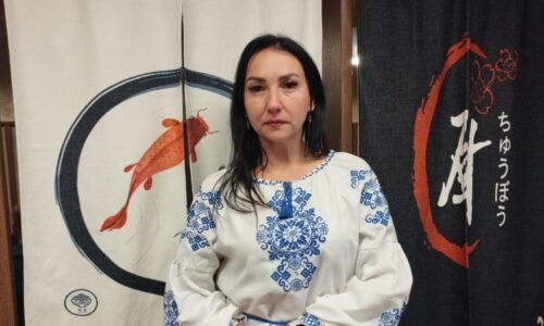 Pláč ukrajinské matky. Nezletilého syna posílala do ciziny, zůstal ale v Dnipru a chce bojovat