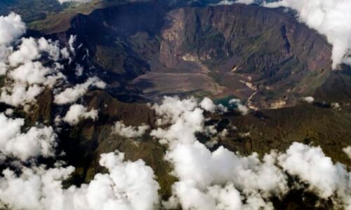 Blíží se masivní erupce indonéské sopky. Vědci varují před katastrofálními následky