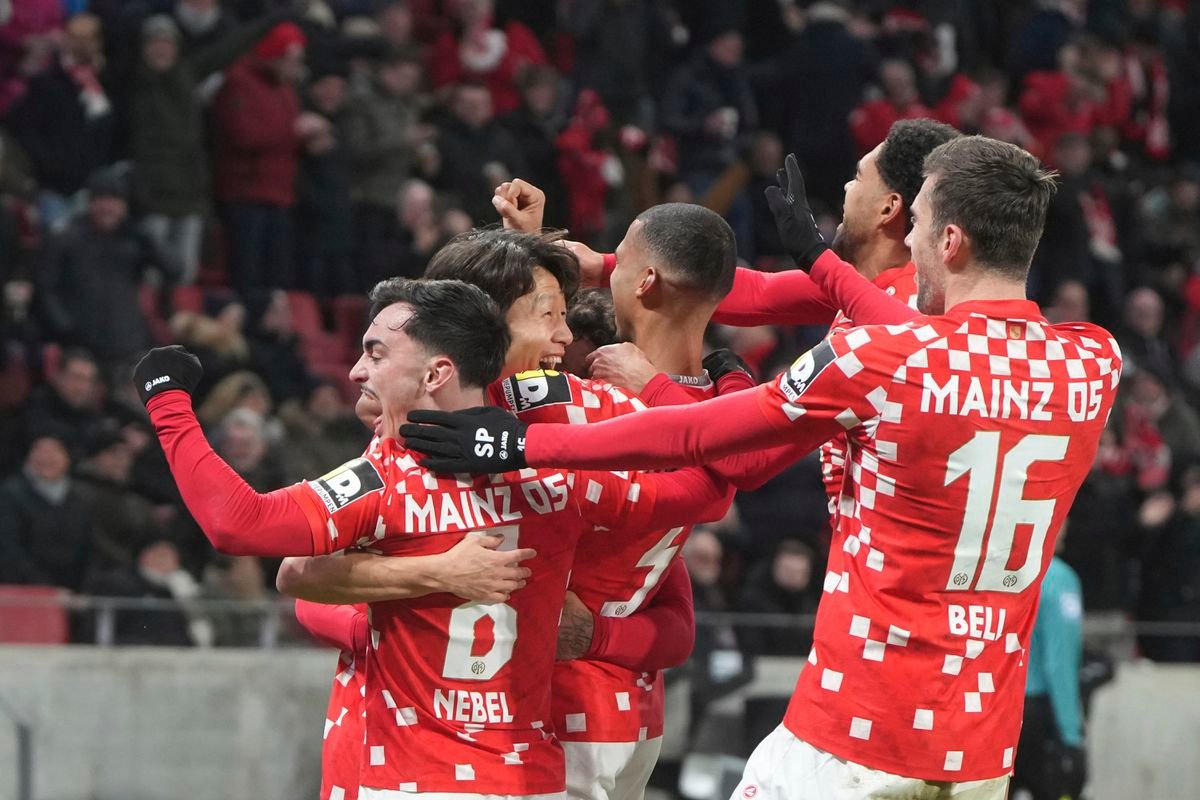 Neporaziteľnosť Bayernu je fuč, katom Mníchovčanov Kórejčan Lee. Bénesov a Berov zápas v závere prerušili