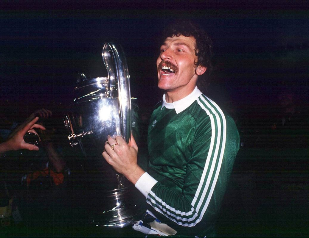 Vo finále Ligy majstrov vynuloval strelcov Barcelony. Zomrel legendárny brankár Vo finále Ligy majstrov vynuloval strelcov Barcelony. Zomrel legendárny brankár