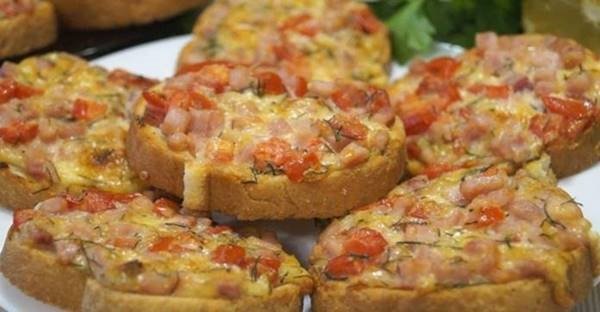 SILVESTROVSKÉ slané pohostenie: Chutné, zapečené pizza bagetky so šunkou, syrom a nasekanými bylinkami! SILVESTROVSKÉ slané pohostenie: Chutné, zapečené pizza bagetky so šunkou, syrom a nasekanými bylinkami!
