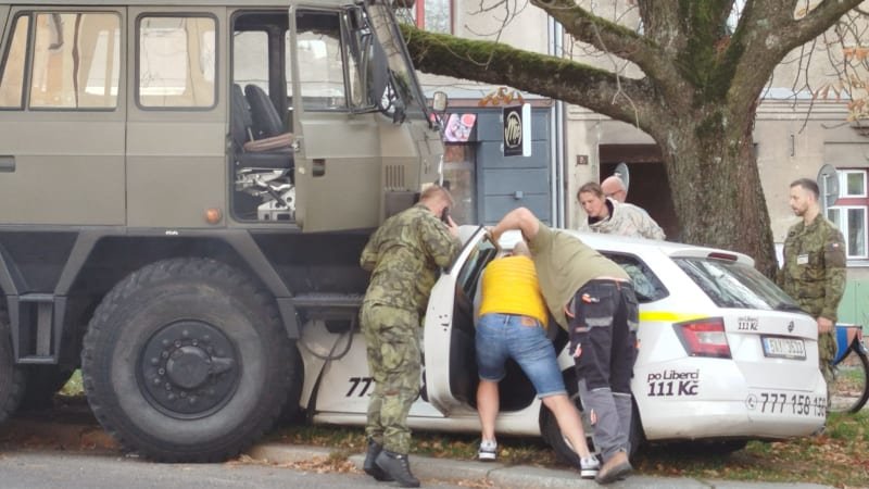 Vojenská Tatra zdemolovala v Liberci taxík. Řidič se těžce zranil, policie hledá svědky Vojenská Tatra zdemolovala v Liberci taxík. Řidič se těžce zranil, policie hledá svědky