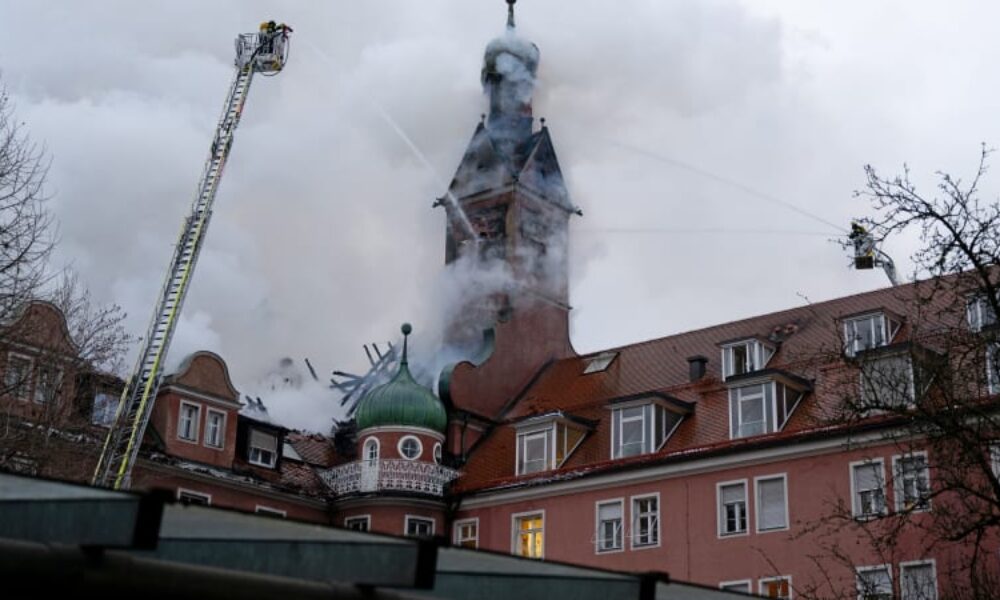 Rozsáhlý požár na Štědrý den. Domov seniorů v Mnichově se ocitl v plamenech, hasiči hlásí zraněné