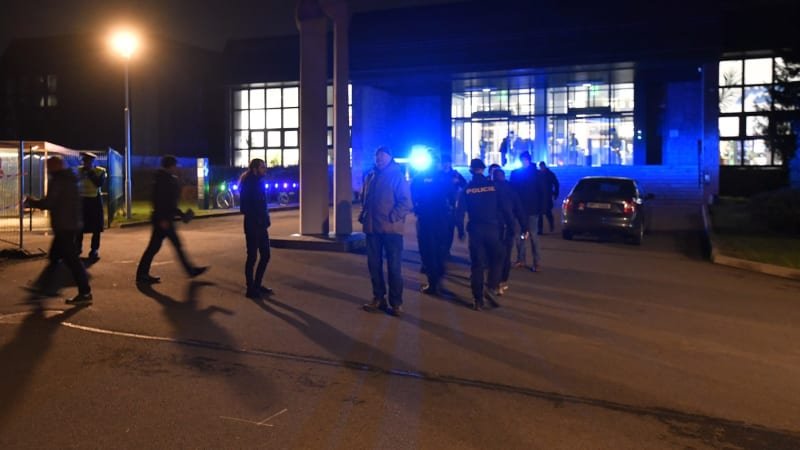 Posun u „střelby“ na plzeňské univerzitě: Policie obvinila dva studenty, napodobili zvuk zbraně Posun u „střelby“ na plzeňské univerzitě: Policie obvinila dva studenty, napodobili zvuk zbraně