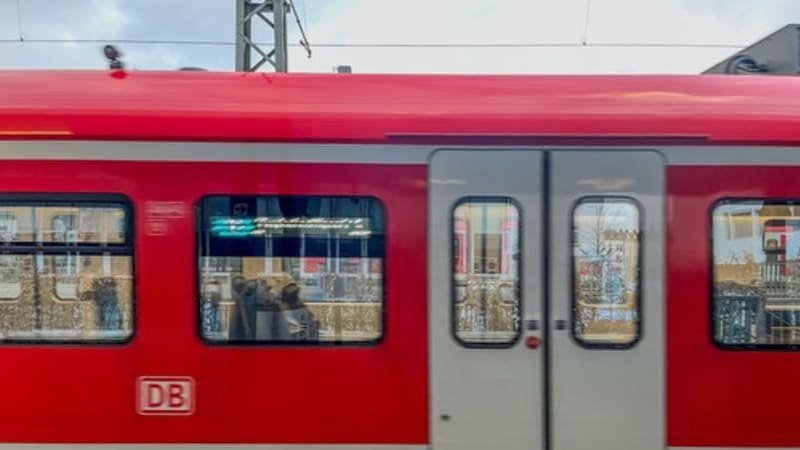 Nahá žena sedala mužům ve vlaku na klín. Kvůli sexuálnímu obtěžování zasáhla německá policie Nahá žena sedala mužům ve vlaku na klín. Kvůli sexuálnímu obtěžování zasáhla německá policie