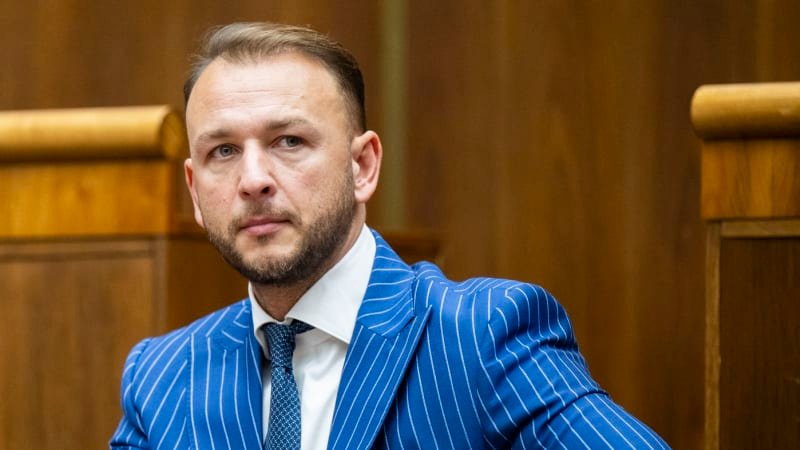 Vláda jednala o výpovědích lékařů, on dal přednost formuli 1. Slovenský ministr čelí kritice Vláda jednala o výpovědích lékařů, on dal přednost formuli 1. Slovenský ministr čelí kritice