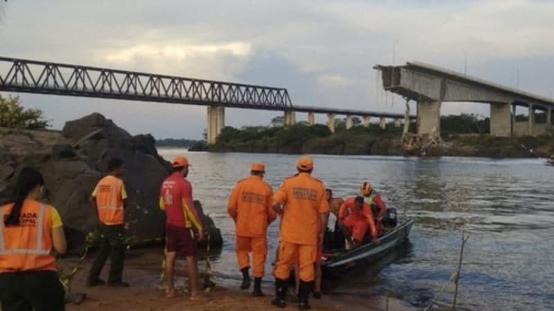 V Brazílii se zřítil most, ve vodě zmizelo osm aut. Dva lidé zemřeli, desítky se pohřešují