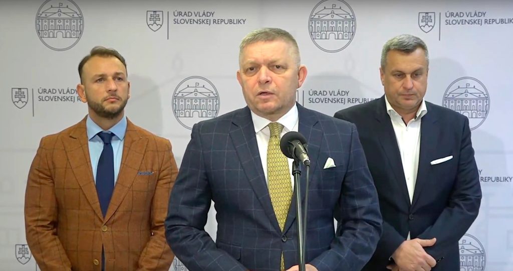 VIDEO: Premiér Fico kritizoval klamstvá šírené korporátnymi médiami, ktoré podľa neho zatajujú dobré informácie a vytvárajú falošnú realitu.