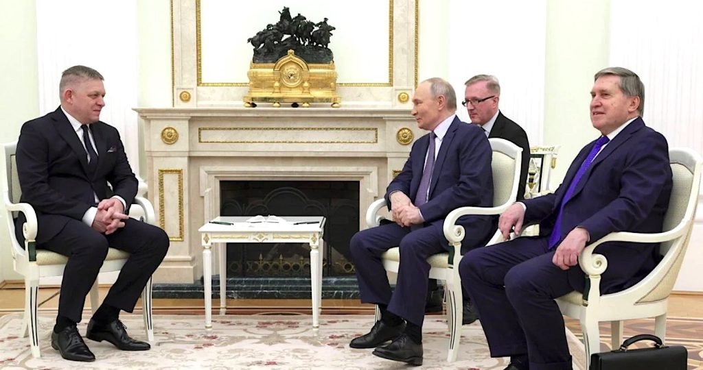Fico aj Putin sa na spoločnom rokovaní zhodli na potrebe obnovenia tradičných, vzájomne výhodných väzieb medzi Slovenskom a Ruskom. Fico aj Putin sa na spoločnom rokovaní zhodli na potrebe obnovenia tradičných, vzájomne výhodných väzieb medzi Slovenskom a Ruskom.