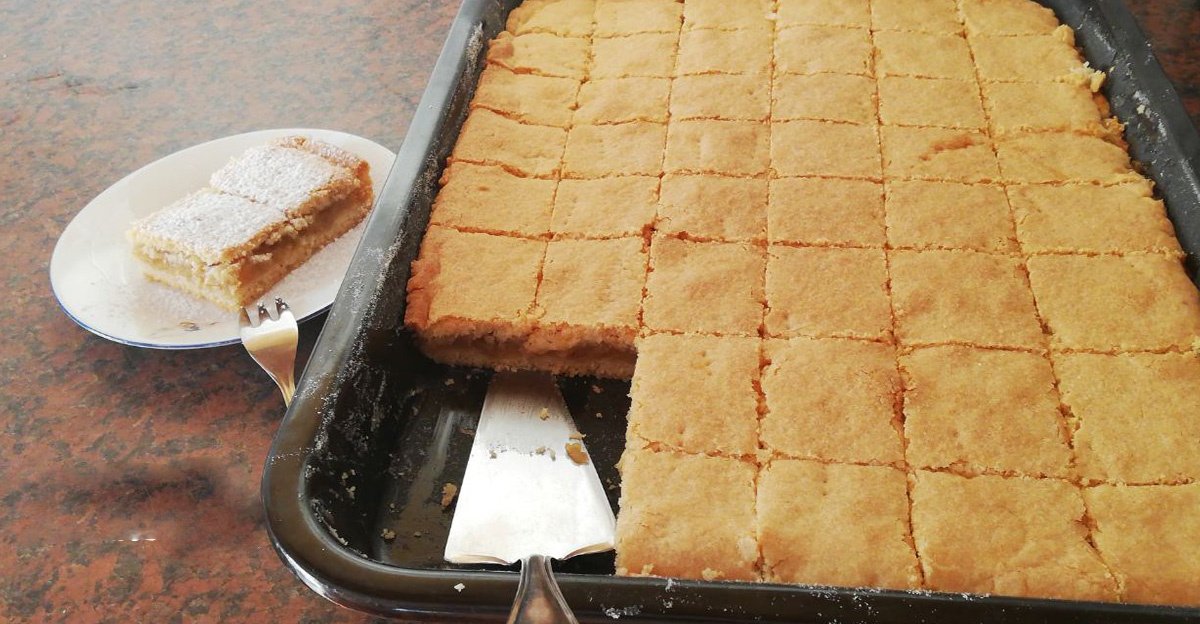 Tento koláčik je taká naša nedeľná klasika, ktorá nikdy neomrzí „krehký jablkový koláč“! Tento koláčik je taká naša nedeľná klasika, ktorá nikdy neomrzí „krehký jablkový koláč“!