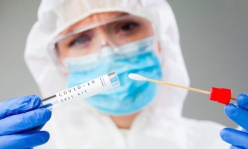 Finančná kriminálka si posvietila na MOM-ky, ktoré špáraním ľudom v nose počas covidizmu zarábali ťažké peniaze na úkor štátu. Polícia zaistila účtovné doklady v 23 firmách