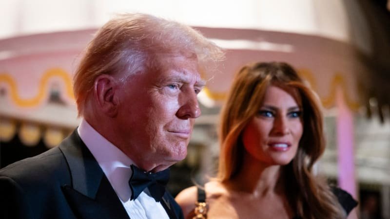 Trumpův novoroční taneček zachytily kamery. Zvolený prezident USA slavil s Muskem a spol. Trumpův novoroční taneček zachytily kamery. Zvolený prezident USA slavil s Muskem a spol.