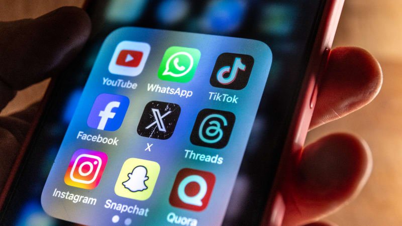 Podvodníci opět řádí, na sociálních sítích kradou účty a peníze. Experti radí, jak se bránit Podvodníci opět řádí, na sociálních sítích kradou účty a peníze. Experti radí, jak se bránit