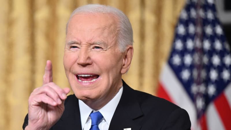 Američany pohřbívá lavina dezinformací, varoval loučící se Biden. Řekl, co ohrožuje demokracii