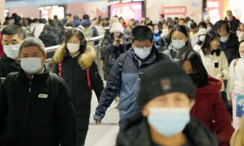 Virus HMPV se dál šíří. Úřady v Číně zavírají školy a nařizují roušky, experti obavy klidní
