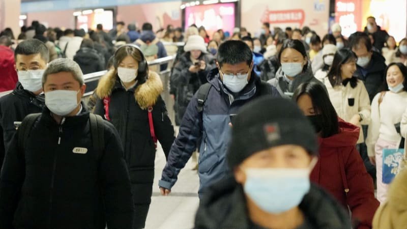 Virus HMPV se dál šíří. Úřady v Číně zavírají školy a nařizují roušky, experti obavy klidní Virus HMPV se dál šíří. Úřady v Číně zavírají školy a nařizují roušky, experti obavy klidní