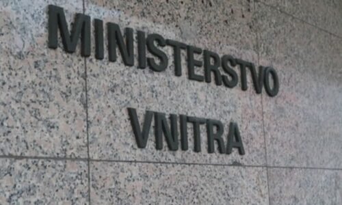 Zásoba dámských bundokošil na 50 let. NKÚ kritizuje nákupy vnitra, ve skladech se válí i boty