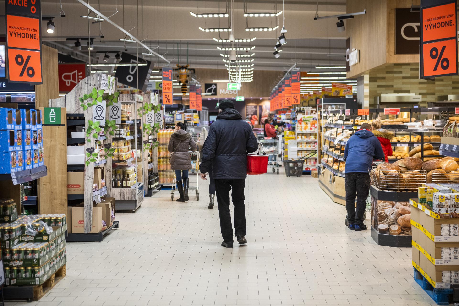 Stiahnuť, preceniť a zas predávať. Obchody zmenili sadzby DPH, nie všetko automaticky zdraželo (+ prehľad)