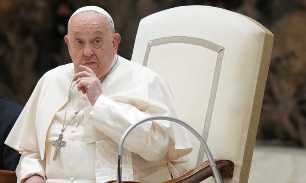 Světová válka je stále konkrétnější hrozbou, řekl papež František. V projevu zmínil i Fica