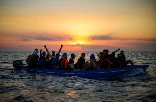 267810_tunisia_migrants_crackdown_59780-640x420.jpg Pri pobreží Tuniska sa potopili dva člny s migrantmi, najmenej 27 z nich zomrelo