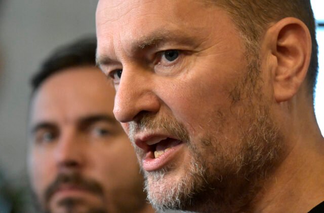Matovičov návrh o zmrazení platov a zákazu pitia alkoholu v parlamente neprešiel