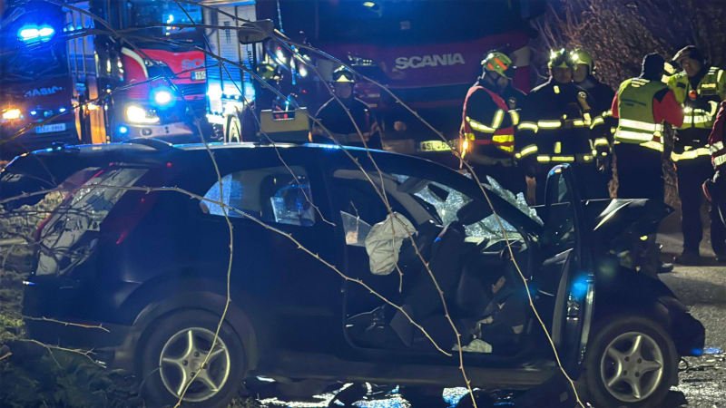 Tragická nehoda na Kolínsku: Autobus se srazil s osobním autem. Jeden člověk je mrtvý