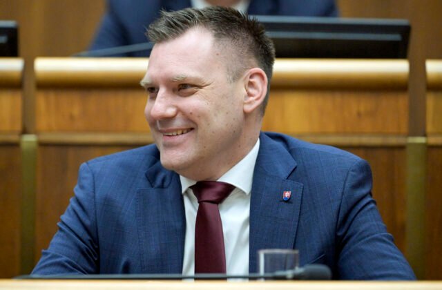 295308_678f6c35b2c43811657722-640x420.jpg Odvolávanie Tarabu a Šimkovičovej v parlamente malo v stredu rovnaký scenár ako v utorok – VIDEO