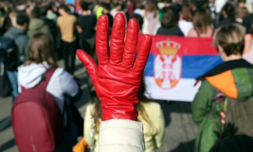 Protestujúci srbskí študenti zablokovali hlavnú cestnú križovatku v Belehrade