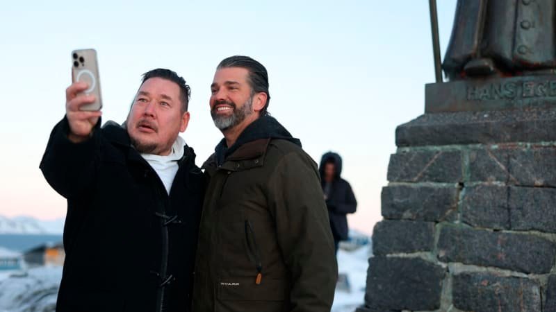 Trumpův syn navštívil Grónsko, od otce vyřídil vzkaz. Jsem tu jako turista, tvrdil na letišti Trumpův syn navštívil Grónsko, od otce vyřídil vzkaz. Jsem tu jako turista, tvrdil na letišti