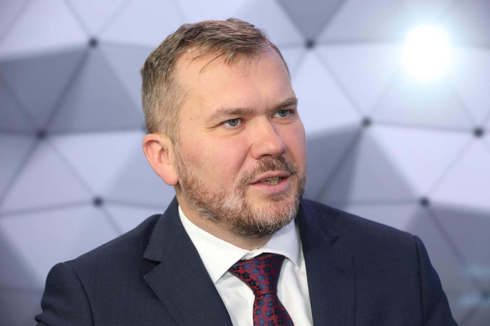 Z niektorých nákupov na rezorte obrany srší snaha rýchleho zárobku, vraví exminister spravodlivosti Karas