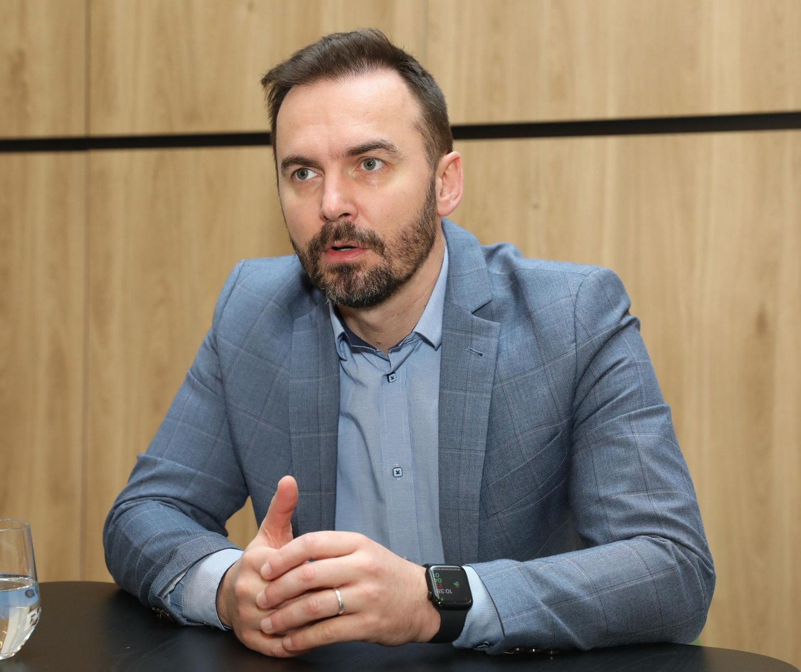 Šipoš v súčasnosti nemá ambíciu stať sa lídrom hnutia Slovensko. Máme 60 členov, neberieme každého, tvrdí Šipoš v súčasnosti nemá ambíciu stať sa lídrom hnutia Slovensko. Máme 60 členov, neberieme každého, tvrdí