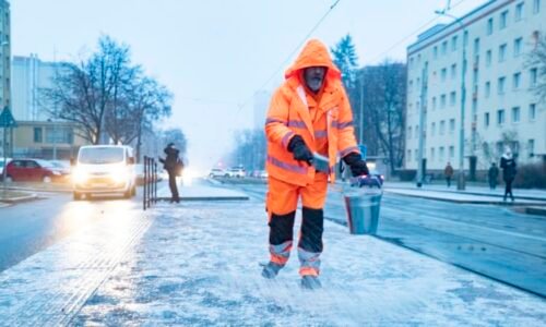 Zpřísněná VÝSTRAHA: Přívaly sněhu a velmi silná ledovka. Hrozí výpadky elektřiny, kde nejvíce?