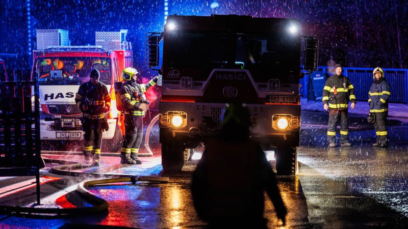 V Mostě hoří hospoda: Jeden člověk nepřežil, další jsou těžce zraněni. Zasahují hasiči V Mostě hoří hospoda: Jeden člověk nepřežil, další jsou těžce zraněni. Zasahují hasiči