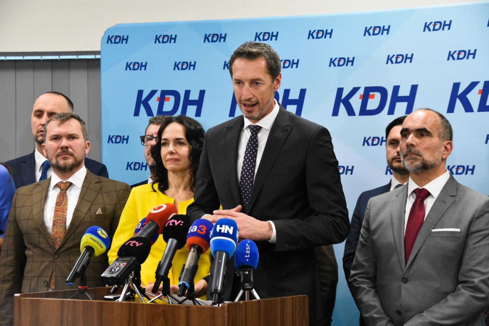 KDH plánuje novelu ústavy kvôli LGBT, podobný návrh oznámil aj Fico