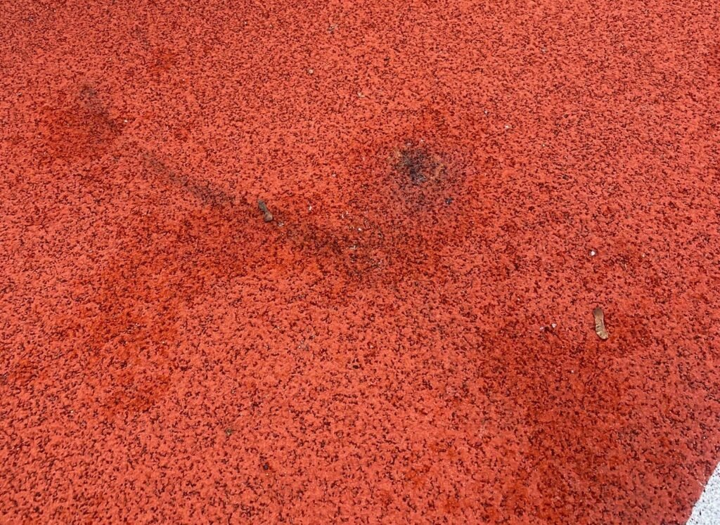 Incident v Dúbravke: mládež odpálila pyrotechniku na úplne novom športovisku Incident v Dúbravke: mládež odpálila pyrotechniku na úplne novom športovisku