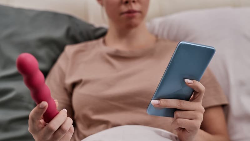 Vibrátor jako zbraň. Dálkově ovládané sexuální pomůcky mohou ublížit, varuje britská vláda Vibrátor jako zbraň. Dálkově ovládané sexuální pomůcky mohou ublížit, varuje britská vláda