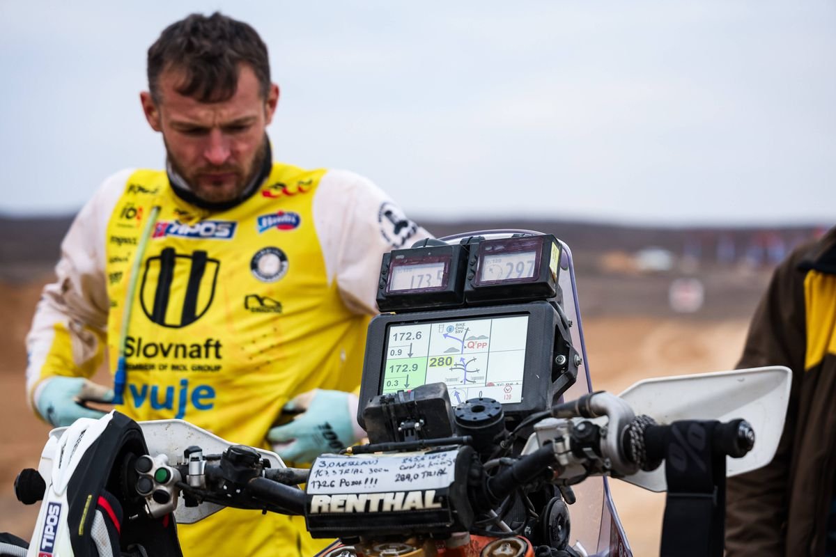 Rely Dakar: Štefan Svitko pomáhal pri vážnej nehode. Odrátali mu stratu a zostal v TOP 10 Rely Dakar: Štefan Svitko pomáhal pri vážnej nehode. Odrátali mu stratu a zostal v TOP 10
