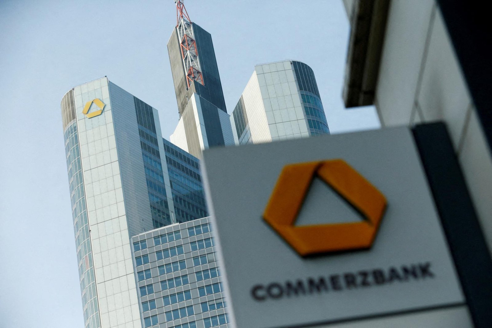 Commerzbank zvažuje prepúšťanie, aby zabránila prevzatiu Unicreditom. Plán predloží čoskoro Commerzbank zvažuje prepúšťanie, aby zabránila prevzatiu Unicreditom. Plán predloží čoskoro