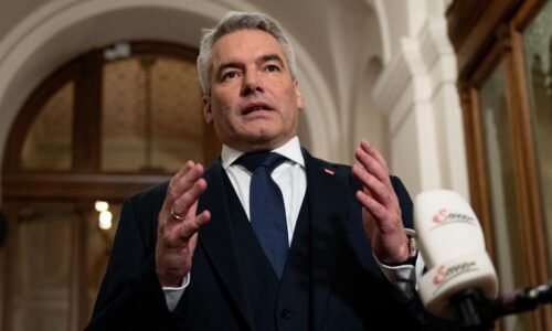 V Rakúsku stroskotalo vyjednávanie o vládnej koalícii, kancelár ohlásil rezignáciu. Možnosťou sú voľby