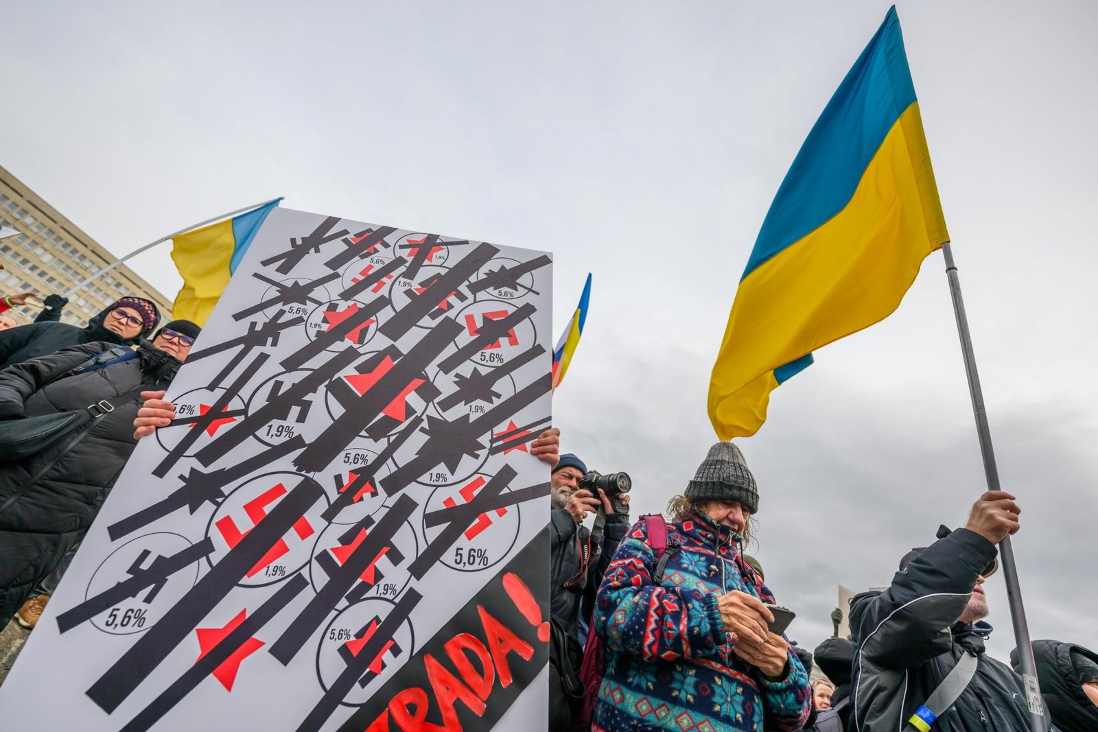 "Fico nás ťahá do imperiálneho Ruska." Pred úradom vlády protestovalo 4000 ľudí „Fico nás ťahá do imperiálneho Ruska.“ Pred úradom vlády protestovalo 4000 ľudí