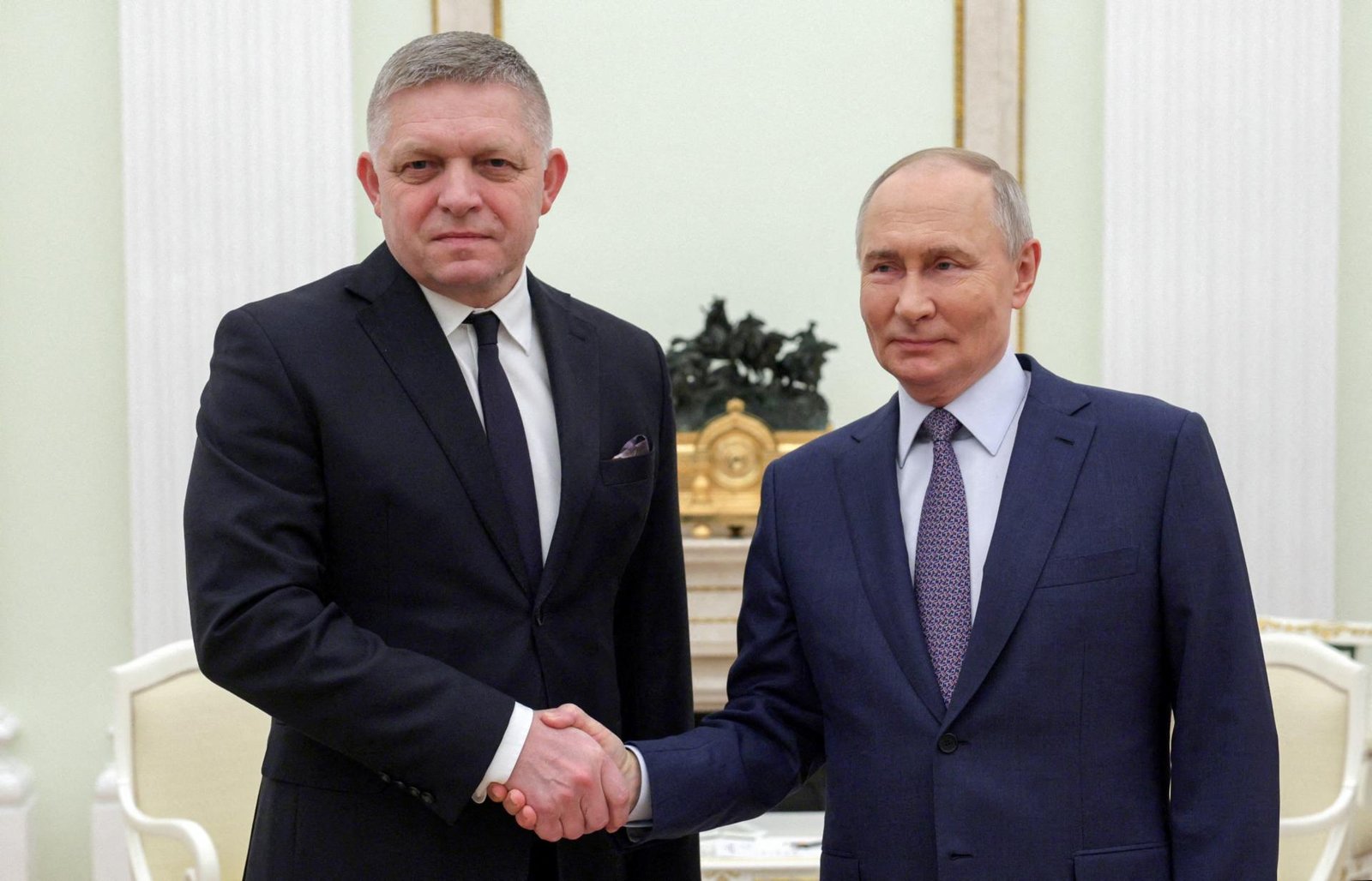 Rokovania vlád Slovenska a Česka sa neobnovia. Dôvodom sú vzťahy Fica s Putinom, tvrdí politológ