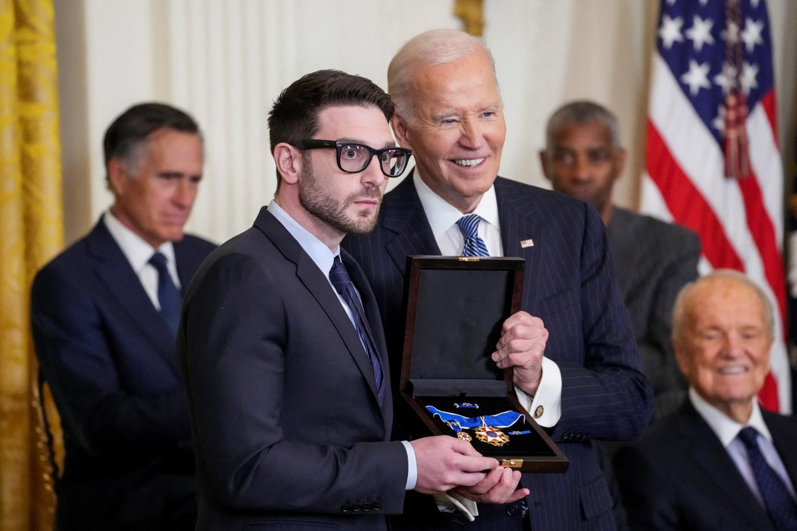 Biden udelil medaile slobody: Dostal ju miliardár George Soros aj frontman kapely U2 Biden udelil medaile slobody: Dostal ju miliardár George Soros aj frontman kapely U2