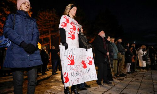 Tisíce ľudí si v Čiernej Hore pripomenuli obete hromadnej streľby