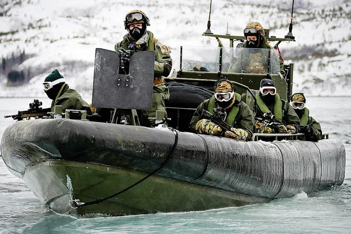 Británia sa chystá na vojnu v Arktíde. Slávni Commandos dostali snežné skútre a presunuli sa za polárny kruh Británia sa chystá na vojnu v Arktíde. Slávni Commandos dostali snežné skútre a presunuli sa za polárny kruh