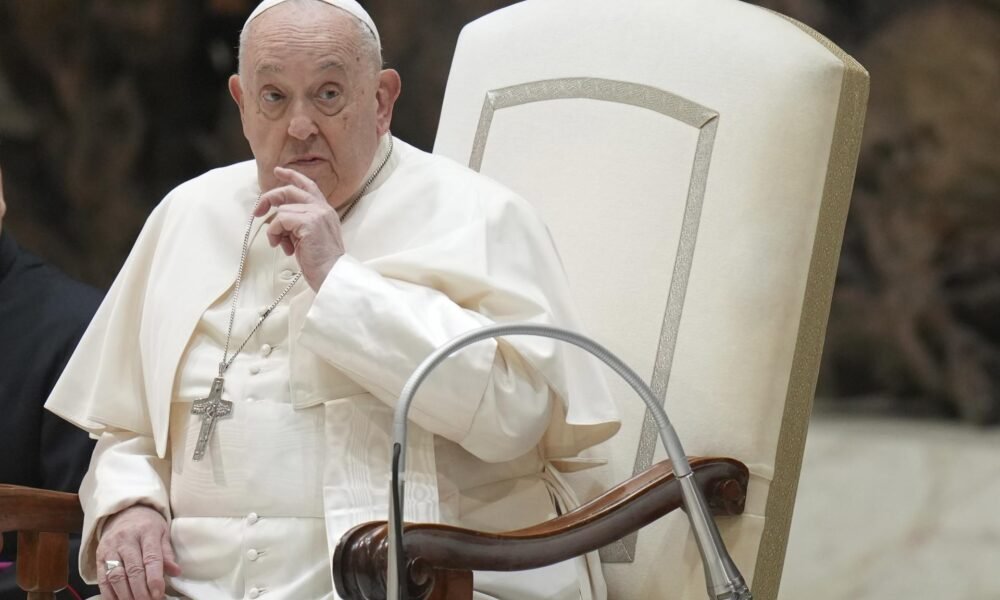 Svetová vojna sa stáva konkrétnou hrozbou, povedal pápež pred diplomatmi. Spomenul atentát na Fica