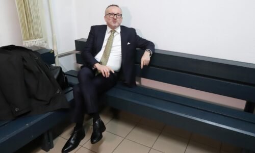 SIS nasadila na Kollára desiatky tajných i áut, odpočúvali mu telefóny. Makó a Beňa spomínali aj fotografie